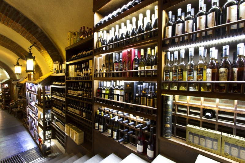 ecommerce-FONTAN-min_world_street_travel_shop_canon_georgia_wine_bottles-429767